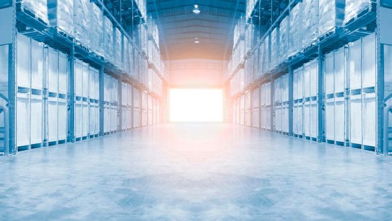 Der KI-Boom lässt HDDs knapp und teuer werden – Lieferzeiten steigen, viele Betreiber weichen auf SSDs aus. Hersteller reagieren mit höheren Kapazitäten und Technologien wie HAMR bis hin zu 100‑TB‑Festplatten.(Bild: ©  Siwakorn1933 - stock.adobe.com)