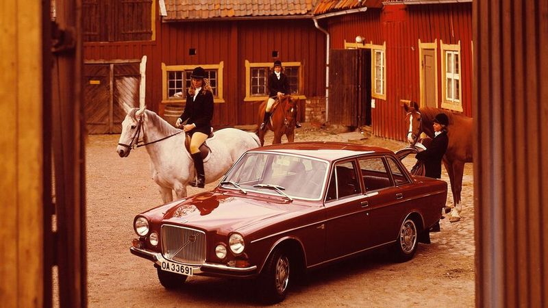 Aus der Baureihe 140 wurde der Volvo 164 abgeleitet, der im August 1968 auf den Markt kam. Im Vergleich zum Basismodell Volvo P144 hatte der 164 hinter der A-Säule die gleiche Karosserie, der Radstand war aber verlängert und die Frontpartie verändert, mit der das Fahrzeug repräsentativer wirkte (der Kühlergrill war schmaler und höher, es wurde eine andere Motorhaube verwendet, die Scheinwerfer waren in den Ecken der Kotflügel angeordnet). Der zusätzliche Platz kam allerdings nicht der Fahrgastzelle zugute, sondern ausschließlich dem Motorraum. Es kam ein Reihensechszylinder mit 3,0 Liter Hubraum zum Einsatz. (Bild: Volvo)