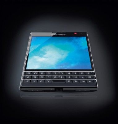 Red Dot Award 2015 - BlackBerry Passport: Da sich bei den BlackBerry-Smartphones eine effektive Art der Datenverwaltung mit einer hochentwickelten Nutzerfreundlichkeit verbindet, haben diese Geräte viele Anhänger. Die Form des BlackBerry Passport ist inspiriert von den Maßen des Reisepasses, um so an die damit verbundene Symbolik der Mobilität anzuknüpfen. Seine Bedienelemente und Anschlüsse sind übersichtlich angeordnet und erlauben eine klare Nutzerführung. Das Smartphone ist mit einem großformatigen Display gestaltet, das schlüssig in die Gesamtform integriert wurde. Auf ihm kann leicht navigiert werden und die Inhalte lassen sich verblüffend gut darstellen. Überaus nutzerfreundlich ist dabei auch die Länge der Textzeilen, da sie mit der eines Buches vergleichbar ist. Eine besondere taktile Erfahrung bietet die innovative, berührungsempfindliche Tastatur des BlackBerry Passport. Man kann auf ihr ausgesprochen effizient schreiben und hat dabei das Gefühl, als würde das Digitale mit dem Physischen verschmelzen. Um diese Erfahrung zu intensivieren, wurde die Schriftart Slate Pro in gleicher Größe und Farbe für die physische und die Bildschirmtastatur gewählt. Das BlackBerry Passport ist mit einem markanten Edelstahlrahmen gestaltet, der gekonnt seine Solidität visualisiert und gleichzeitig Leichtigkeit vermittelt. Die vertraut anmutende, wohl proportionierte Formensprache dieses Smartphones verbindet sich überaus gelungen mit einem Nutzerkonzept, das auf inspirierende Weise die Sinne berührt.  (Bild: Red Dot)