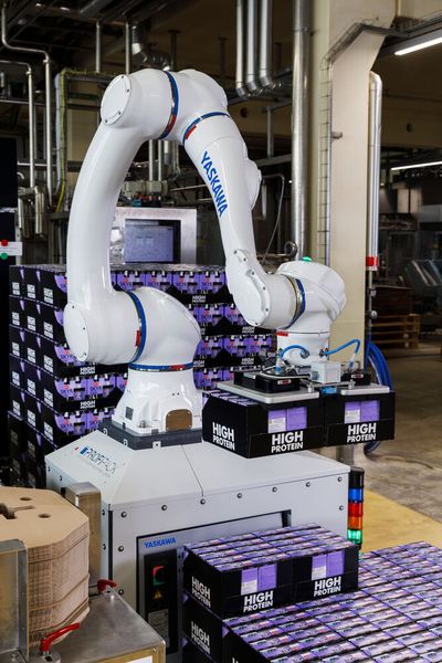 Der sechsachsige HC20DTP bietet 20 kg Tragkraft und 1.900 mm Arbeitsbereich. Schaltschrank und Steuerung sind platzsparend im Sockel integriert. (Bild: Yaskawa Europe)