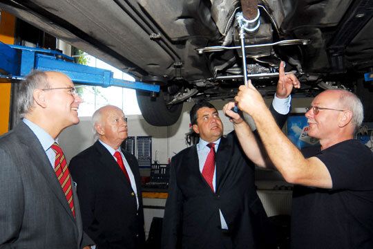 Unterm Fahrzeug (v.li.): Willy Berends vom Filterhersteller HJS, ZDK-Vorstand Manfred Steinbrecher, Bundesumweltminister Sigmar Gabriel und Werner Breitkopf in Wolfenbüttel. (Archiv: Vogel Business Media)
