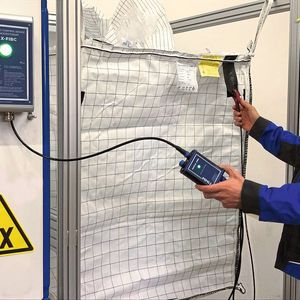 Überwachte Erdungsgeräte überwachen kontinuierlich die korrekte Erdung des Big Bags, also die Einhaltung der in den Normen geforderten Ableitwiderstände, und können über ihre Steuerausgänge in die Verladesteuerung eingebunden werden.(Bild:  Timm Elektronik)