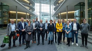 Posieren anlässlich der Gründung des überparteilichen „Parlamentskreis Fahrrad“ am 8. April 2022. (ADFC/Lammel)