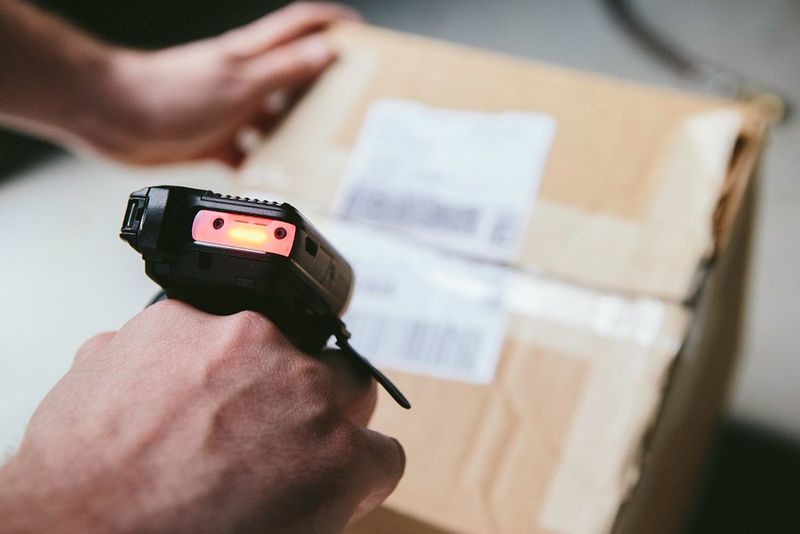 Der Tragekomfort der Wearables und ihr geringes Gewicht sorgen für eine angenehmere Handhabung, beispielsweise in der Kommissionierung und dem Wareneingang. (Zebra Technologies)