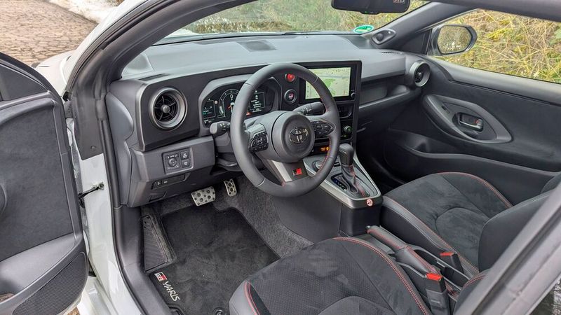 Das Cockpit unterscheidet sich komplett vom normalen Yaris-Kleinwagen. Zierlemente, Lack und Chrom sucht man vergebens. Die Oberflächen sind robust und stören den Fahrer nicht mit Lichtreflexen bei tiefstehender Sonne. Die Bedienung ist Toyota-typisch komplex, die Fahrerassistenzsysteme etwa lassen sich nicht über den Touchscreen ansteuern, sondern müssen über die Lenkradtasten erklickt werden. Immehrin hat die Klimaanlage eine eigene Bedientastatur. (Bild: Rosenow – VCG)