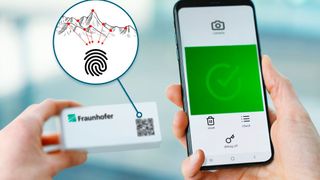 El pasaporte digital del producto y la protección de la marca, todo en un solo código: el sistema de identificación SmartID integra la estructura superficial única de un envase en un código QR a prueba de falsificaciones. (Imagen:Fraunhofer IAP)