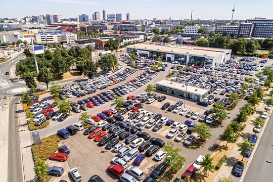 Beeindruckende Dimensionen: Gottfried Schultz in Essen mit den Zentren für Volkswagen und Skoda. Beeindruckende Dimensionen: Gottfried Schultz in Essen mit den Zentren für Volkswagen und Skoda.