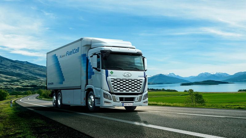 Der „Xcient Fuel Cell“ ist der weltweit erste in Serie gefertigte wasserstoffbetriebene Elektro-Lkw für den Schwerlastverkehr.(Bild:  Hyundai)