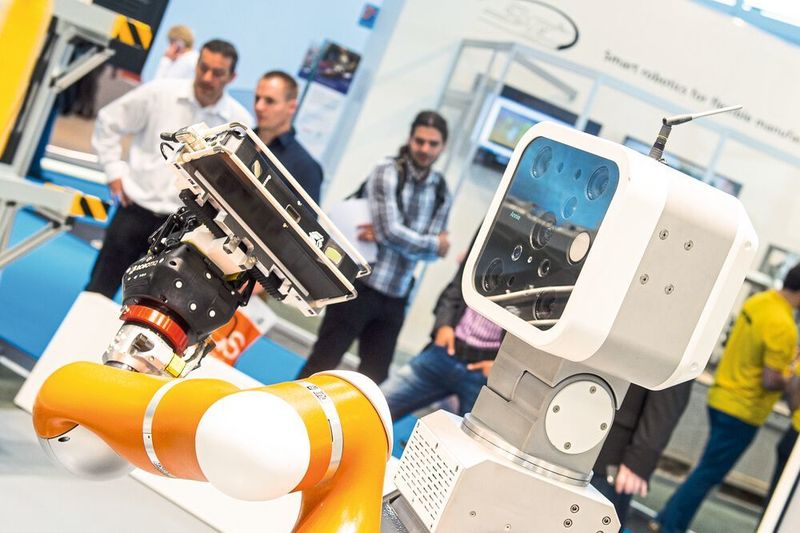Laut Trendindex der Automatica sieht die Mehrheit von 7.000 befragten Arbeitnehmern in sieben Industrienationen den Einsatz von Robotern positiv. (Messe München GmbH)