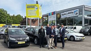 Die Schnäppchen- spezialisten vom Autohaus Kuhn & Witte mit Geschäftsführer Oliver Bohn (Mitte) (Bild: Kuhn & Witte)