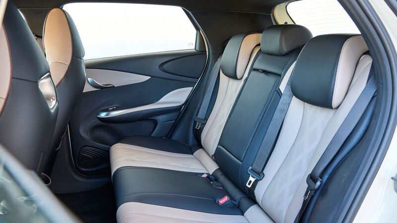 Die Platzverhältnisse sind auch hinten verhältnismäßig großzügig. (Bild: BYD)