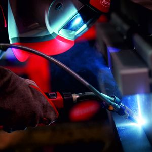 Die Handhabung ist denkbar einfach: Der Velo-Draht übernimmt die Führung und unterstützt die Fachkraft.(Bild:  Fronius)