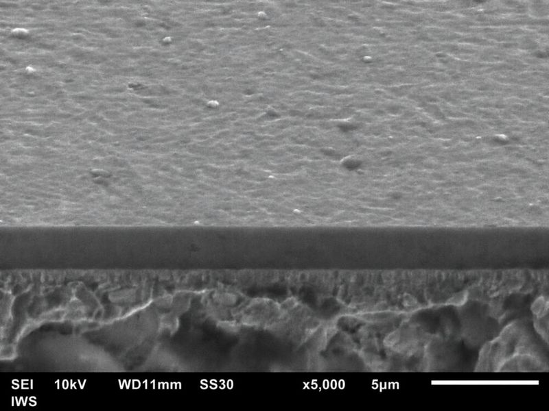 Mittels 90-Grad-Plasmafilterung hergestellte, etwa 2,5 Mikrometer messende „ta-C“-Schicht. Wiederum die Schrägansicht auf die Bruchfläche im Rasterelektronenmikroskop. (Bild: Fraunhofer IWS)