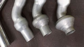 Vom Rohr zum Endprodukt: Weil sich komplexe Bauteilformen nicht in einem Arbeitsgang realisieren lassen, wird die Umformung in mehreren Stufen realisiert, in denen das Werkstück aufgeweitet und zum Abschluss teilweise auf die vom Kunden erforderliche Länge gekürzt wird. (Bild: IPF)