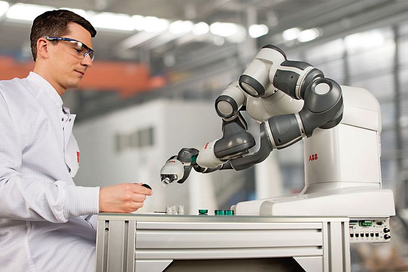 Bild 2: In dieser Anwendung ist der leichtgewichtige Roboter als „dritte Hand“ im Einsatz und bewegt sich mit begrenztem Drehmoment und angepasster Geschwindigkeit.  (ABB)