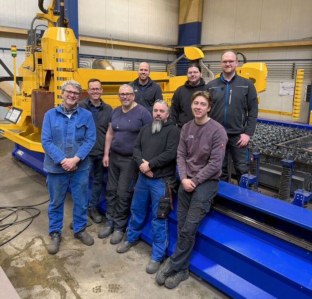Das Team vom CFM-Schiller-Schneidzentrum vor der neuen MG-Schneidanlage von Microstep. Sie führte dazu, das deutlich Zeit gespart werden kann und sich das Unternehmen ein neues Geschäftsfeld sichern konnte. (Bild: Microstep Europa)