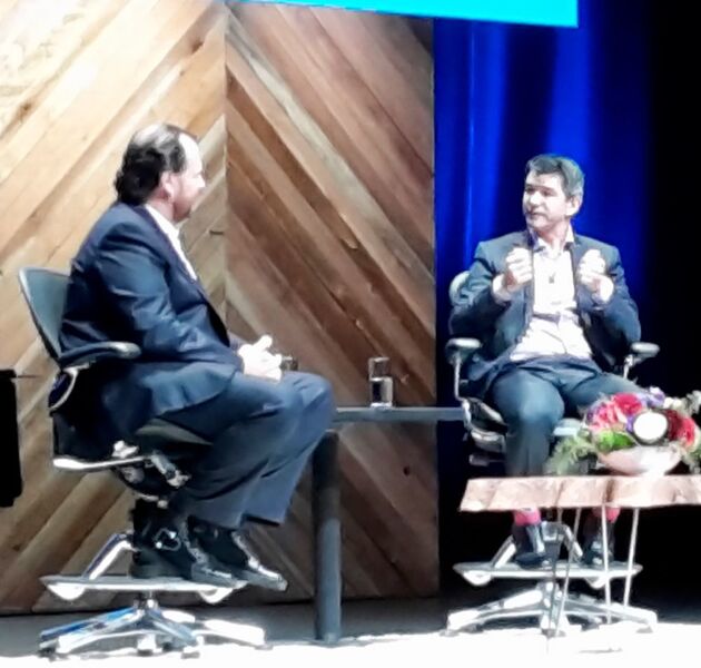 Marc Benioff interviewt Uber-CEO Travis Kalanick vor versammelter Presse. (© Michael Matzer)