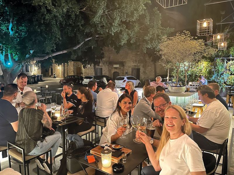 Nach dem zweiten Teil der Stadtführung, jetzt zu Fuß, eine kleine Stärkung (griechische Mezes) (Bild: Vogel IT-Medien GmbH)