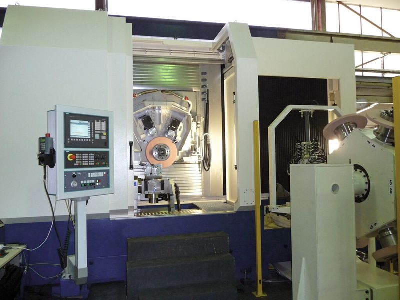 Bild 1: Blick in die Einspindel-Verfahrsäulenmaschine Micro-Cut 4 520 S zum Schleifen von Laufschaufeln kleiner Losgrößen. Rechts vorn befindet sich das Schleifscheibenmagazin, dahinter die automatische Schleifscheiben-Wechseleinrichtung. (Bild: Elb-Schliff)
