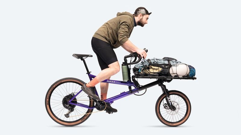 Auf dem Cargo Board lassen sich auch größere Gepäckstücke transportieren. (Bild: Hase Bikes)