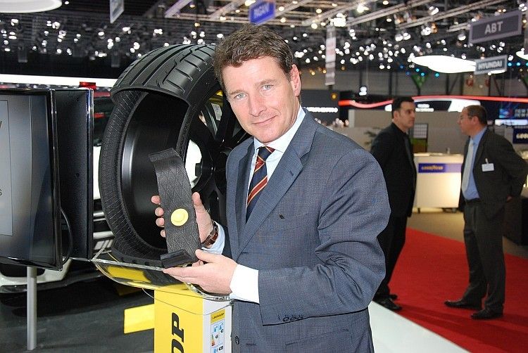 Goodyear-Dunlop-Chef George Rietbergen präsentiert einen Reifen mit integriertem Sensor. (Foto: Rosenow)
