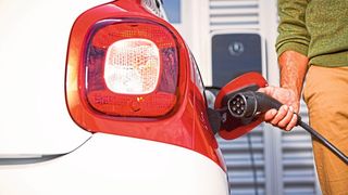 An Ladesäulen im öffentlichen Raum dürfen die Fahrzeuge nur während des Ladevorgangs stehen. Laut dem Bundesverbands Carsharing sei das eine „praktisch unlösbare logistische Aufgabe“ für Kunden und Anbieter. (ProMotor)