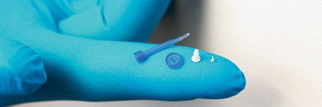 Im Mikrospitzgussverfahren hergestellte Silikonkomponenten ermöglichen Herstellern die Miniaturisierung von medizintechnischen Geräten, um diese implantieren zu können oder komfortabel tragbar zu machen. 