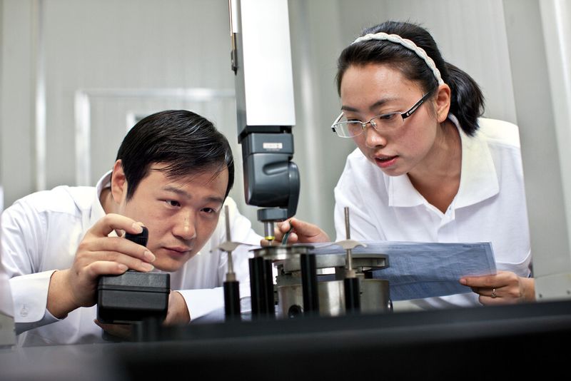 Sulzer ist ein international tätiger Konzern. Das Unternehmen hat Mitarbeiter auf allen und aus allen Kontinenten. Das heisst: man rekrutiert weltweit. Für die Stellen in der Schweiz ist das Unternehmen auf Arbeitskräfte aus den EU-Ländern angewiesen. (Bild: ANDY WILSON, Sulzer)