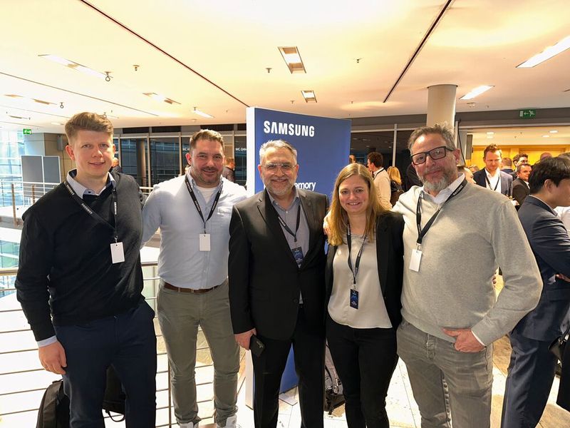 Das Comline Team (v. l.) Tim Lassen, Benny Hannig, mit Jörg Kartschewski (Samsung), Melina Springstubbe und Richard Gäbel. (Bild: Vogel IT-Medien GmbH)