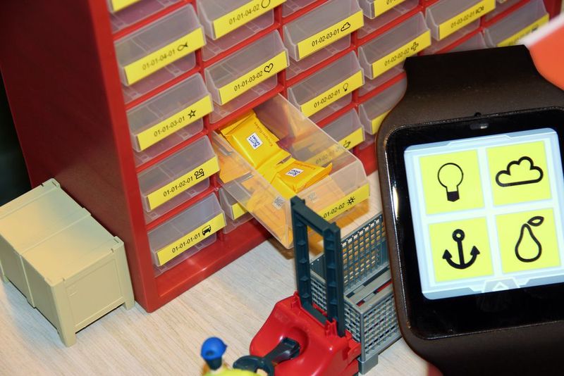 Symbole in der App und an den Regalen sollen das Picken spielend einfach machen. (Bild: Hofmann)