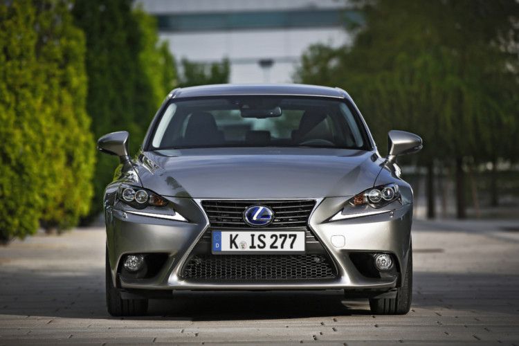 Bei der Gestaltung des IS orientierten sich die Designer an der neuen Lexus-Markenlinie, die bereits bei den größeren Limousinen, dem neuen GS und dem überarbeiteten LS, zu finden ist. Beim IS wird diese vor allem von einem breiten Rumpf mit filigran aufgesetzter Kabine bestimmt. Der Kühlergrill setzt einen weiteren optischen Akzent, gemeinsam mit den L-förmigen LED-Tagfahrleuchten. (Foto: Lexus)