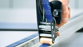 Das zweischichtige Produkt hat einen asymmetrischen Aufbau und ist auf einer Seite mit einem Klebstoff, extra für niederenergetische Oberflächen ausgestattet. (OM Klebtechnik)