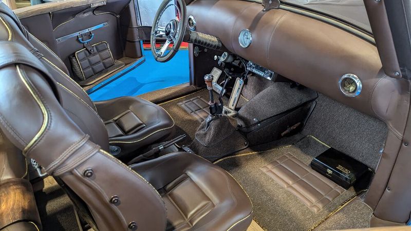 Na man beledert einfach einen nicht ganz originalen Mercedes Ponton außen wie innen! (Bild: Dominsky – VCG)