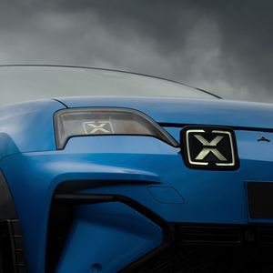 Unter der Fronthaube arbeitet der größere E-Motor aus dem Megane E-Tech.(Bild:  Alpine)