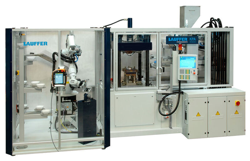 Zwei Highlights bringt Lauffer zur K 2019. Dazu gehört ein System, dass komplexe Anwendungen mit nachgeordneten Bearbeitungsschritten auf kleinem Raum ermöglicht: Die Paketlösung einer Fertigungszelle rund um einen KPA-Pressautomaten von Lauffer. Halle 13 am Stand A14. (Lauffer)