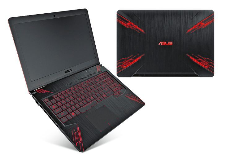 Red Dot Produktdesign 2018: Gaming Notebook TUF Gaming FX504 von ASUS, Taiwan: Das Design des Notebooks TUF Gaming FX504 ist von Raumfahrzeugen und robusten kybernetischen Rüstungen inspiriert, was seinen Niederschlag in futuristischen Linien und dem dreidimensionalen Deckel findet. Wird das Notebook geöffnet, setzt sich dieser Gestaltungsansatz in leicht erhabenen geometrischen Linien fort, die die eingelassenen Tasten und das Touchpad umrahmen. Diese unterschiedlich hohen Zonen im Tastaturbereich erfüllen nebenbei auch einen ergonomischen Zweck, da die Handgelenke beim Spielen angenehmer abgelegt werden können. Begründung der Jury: Das TUF Gaming FX504 zeigt eine rundum schlüssige Formgebung und verdeutlicht dadurch auf den ersten Blick seine Eigenschaft als leistungsfähiges Gaming-Notebook.  (Bild: Red Dot/Asus)