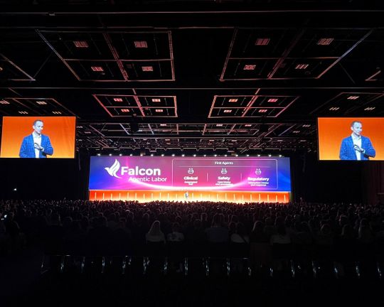 Chris Moore, President von Veeva Europe, präsentiert beim Summit in Kopenhagen die neue Plattform Falcon.(Bild:  Veeva Systems)