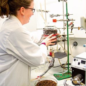 Jana Köster hat im Labor ein ökologisches Verfahren für die Entkoffeinierung von Kaffeebohnen entwickelt.