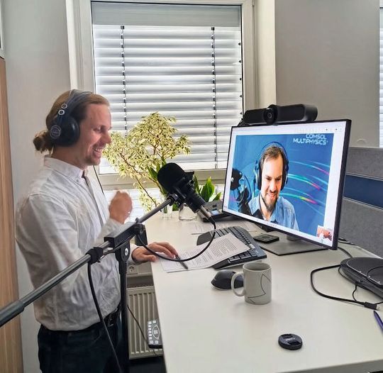 „Wenn man einen Prozess optimieren will oder verstehen möchte, wie der Reaktor in verschiedenen Betriebszuständen funktioniert reicht ein einfaches Verfahrensfließbild nicht mehr aus.” Dr. Johannes Sperber, Comsol Multiphysic (rechts), im Gespräch mit PROCESS-Redakteur Dominik Stephan(Bild:  Ikas/PROCESS)