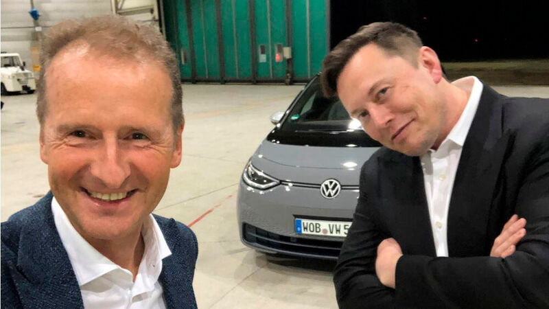 Volkswagen-Chef Herbert Diess (li.) und Tesla-Boss Elon Musk.