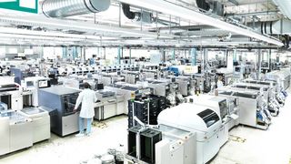 SMT-Linien im RAFI-Werk in Berg: Die RAFI Gruppe zählt zu den zehn größten Elektronikfertigern Deutschlands  (Bild: RAFI)