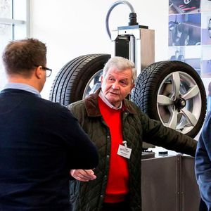 Ein Rad wird gewaschen, während der Monteur bereits das nächste montiert – die RW302 Twin von Tiresonic reinigt nach Firmenangaben bis zu 100 Radsätze am Tag.