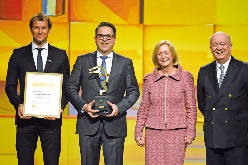 Bundesministerin Johanna Wanka verlieh zum Messeauftakt den begehrten Hermes Award an die Greiferfirma Schunk. (Deutsche Messe AG)