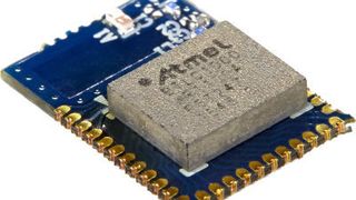 SmartConnect BTLC1000-XR-Modul von Atmel: Das in einem  4,5 x 5,5mm kleinen LGA-Gehäuse verbaute Modul kommt bei einer Spannung von 3,6 V mit einem Stromverbrauch von weniger als 4mA als Sender, 3 mA als Empfänger und unter 1,2 µA im Ruhemodus aus. (Bild: Atmel)