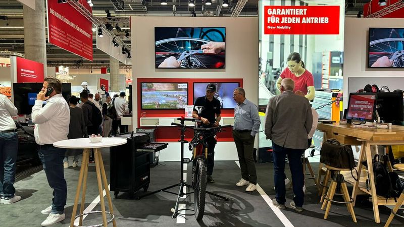 Dabei spielte es keine Rolle, ob das Zweirad motorisiert war oder nicht, wie man am Stand von Würth sieht. (Bild: Schreiner – VCG)