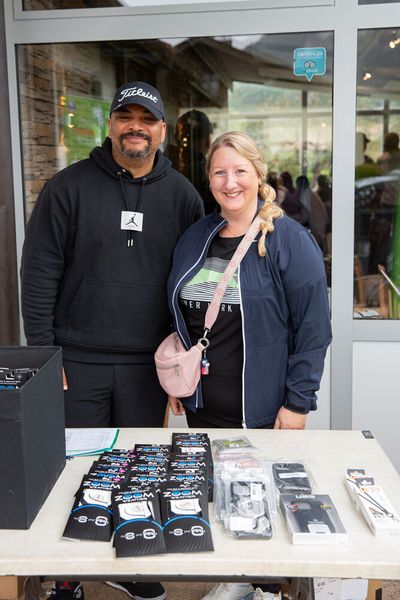 David Holliday und Ursula Gebauer (IT-BUSINESS) haben den Check-In im Griff. (Bild: © Hans Breitenfellner (hochzeit-in-bildern.de))