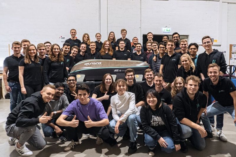 Erfolgreiche Teamarbeit: Die Mitglieder von mu-zero Hyperloop beim Saisonabschluss vor ihrem preisgekrönten Hyperloop-Pod „Aurora“ (Hendrik Behling 2.v.r., Robin Köhnlein vord. Reihe 1.v.l.). (Bild: Kistler Gruppe)