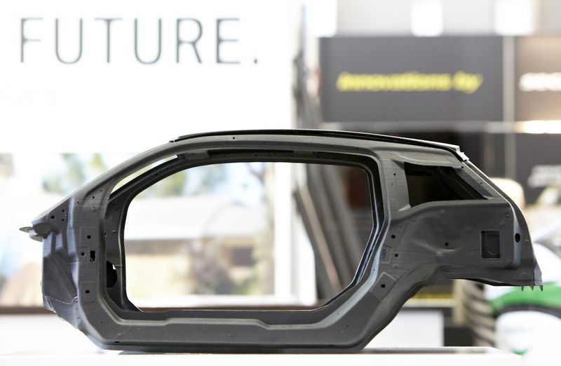 Carbonfaserverstärkte Kunststoffe halten verstärkt Einzug in die Automobilindustrie: Werkzeugmaschinenhersteller müssen sich darauf einstellen, denn ihre Bearbeitung erfordert neue Maschinenkonzepte. (Bild: Messe Stuttgart)