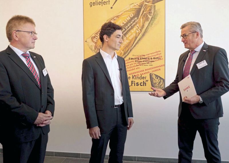 Feiern 10 Jahre Partnerschaft (v. l. n. r.): Holger Lienau (Gebietsverkaufsleiter, Hedelius), Tim Sprenger (Produktionsleiter, Baader) und Matthias Funk (Vertriebsgeschäftsführer, Hedelius). (Bild: Hedelius)
