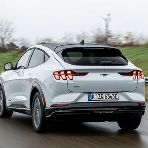 Rückleuchten im bekannten Drei-Balken-Design.(Bild:  Ford)